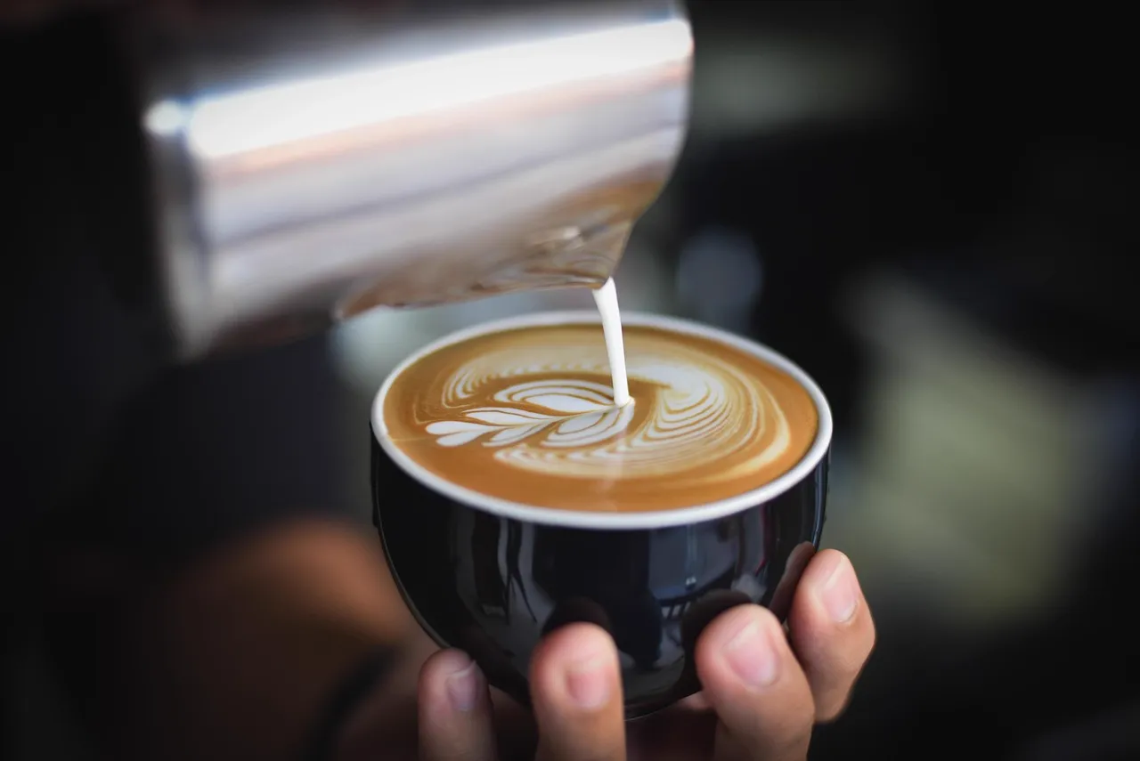 Café servido con arte latte